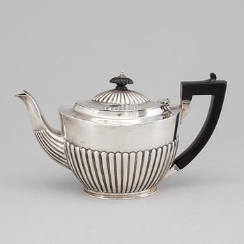 An English late 19th century silver tea-pot, London 1898.