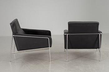 FÅTÖLJER, ett par, Arne Jacobsen, modell 3300 för Fritz Hansen. Danmark.