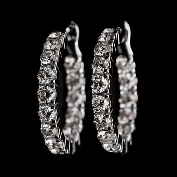 1137. A pair of brilliant cut diamond earrings, tot. 2.23 cts.