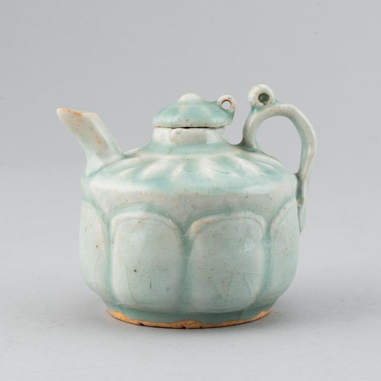 A pale celadon glazed ewer, Song/Yuan dyansty.