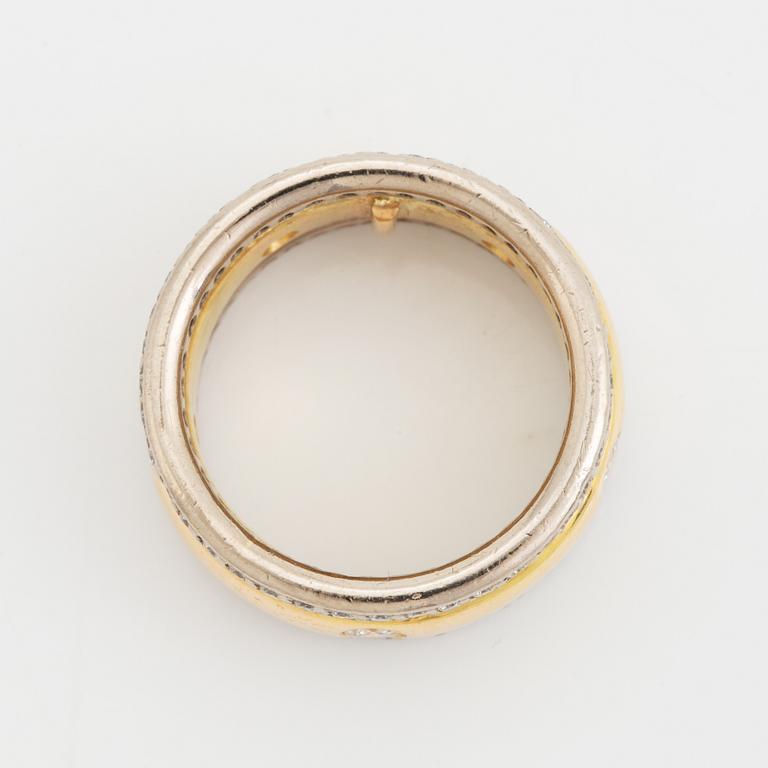 An 18K gold ring set with round brilliant-cut diamonds.