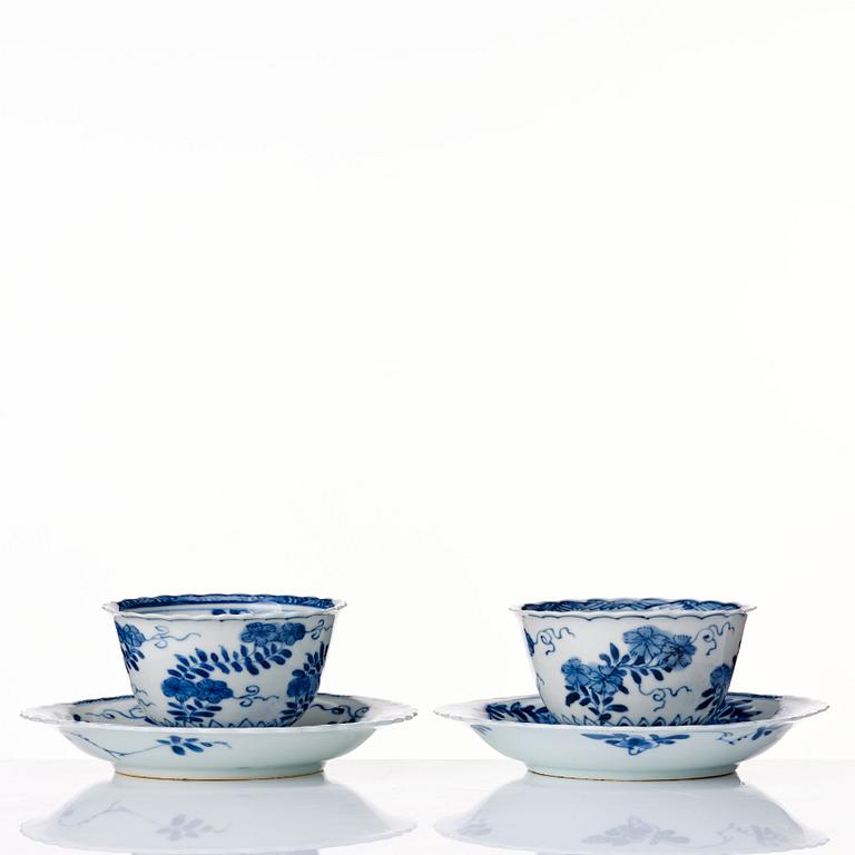 A pair of blue and white cups with stands, Qing dynasty, Kangxi (1662-1722).