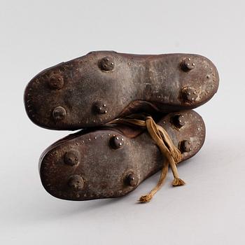 FOTBOLLSSKOR, 1 par, brunt läder, 1900-talets första hälft.