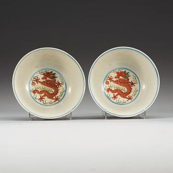 SKÅLAR, ett par, porslin. Sen Qing dynastin (1644-1912) med Kangxi sex karaktärers märke.