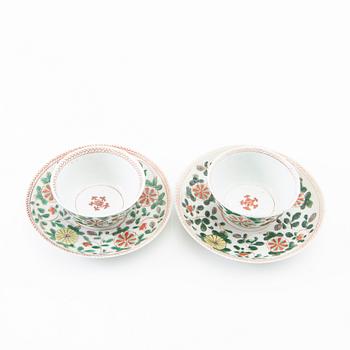 Two famille verte cups with saucers, Qing dynasty, Kangxi (1662-1722).