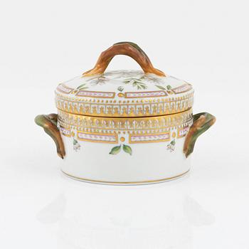 Lockask, porslin. Royal Copenhagen, "Flora Danica", Danmark, 1900-tal.