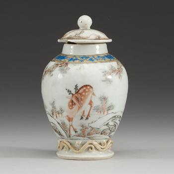 KOPPAR med FAT, två stycken, samt TEDOSA, porslin. Qing dynastin, Yongzheng (1723-35).