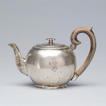 TEKANNA, silver. Otydliga stämplar, troligen Moskva, Ryssland. Empire. Vikt 300 gr.