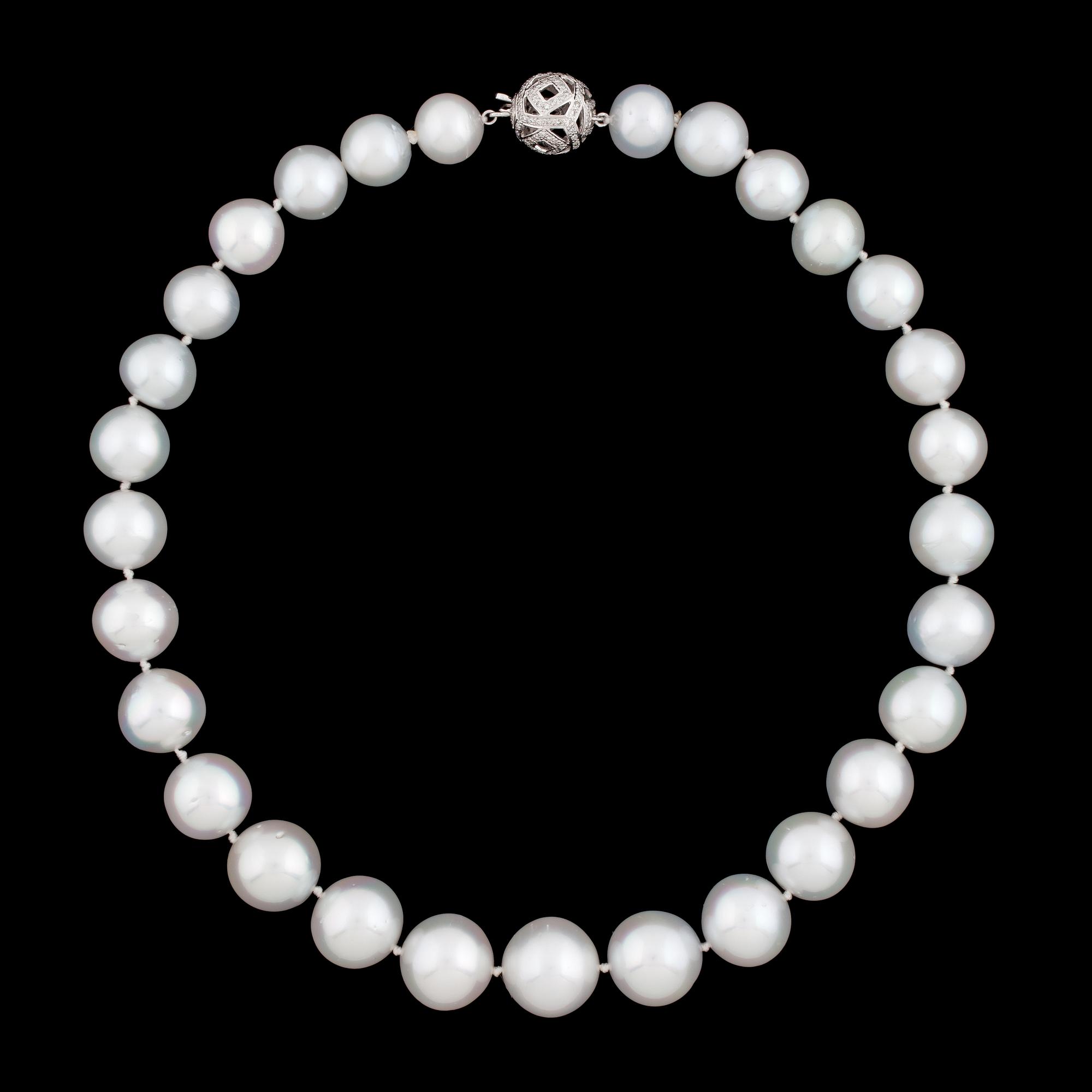 A cultured South sea pearl necklace, 17,9-12,6 mm.