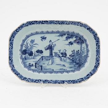 A Chinese blue and white porcelain charger, Qing dynasty, Qianlong (1736-95).