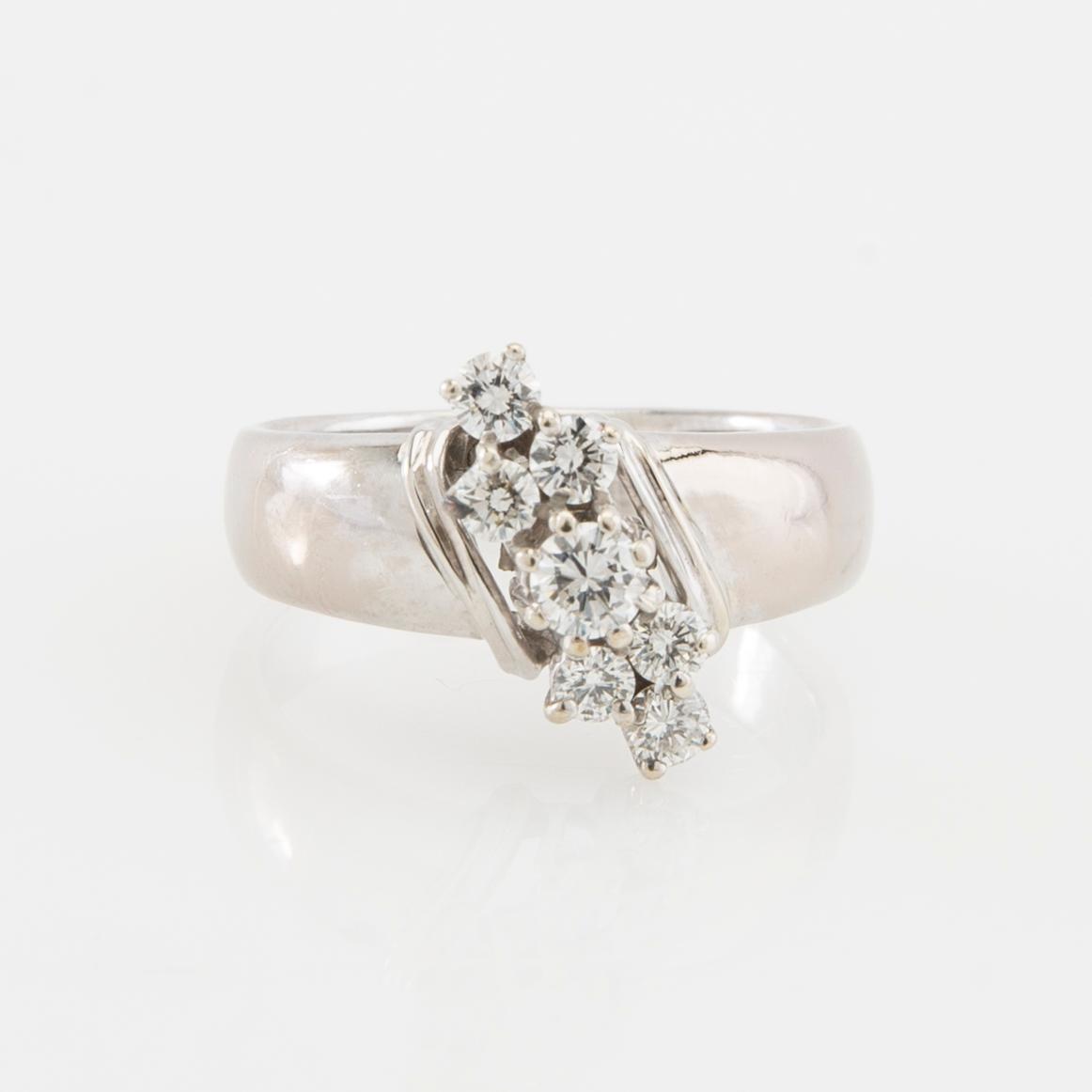 Ring 18K white gold set with round brilliant-cut diamonds.