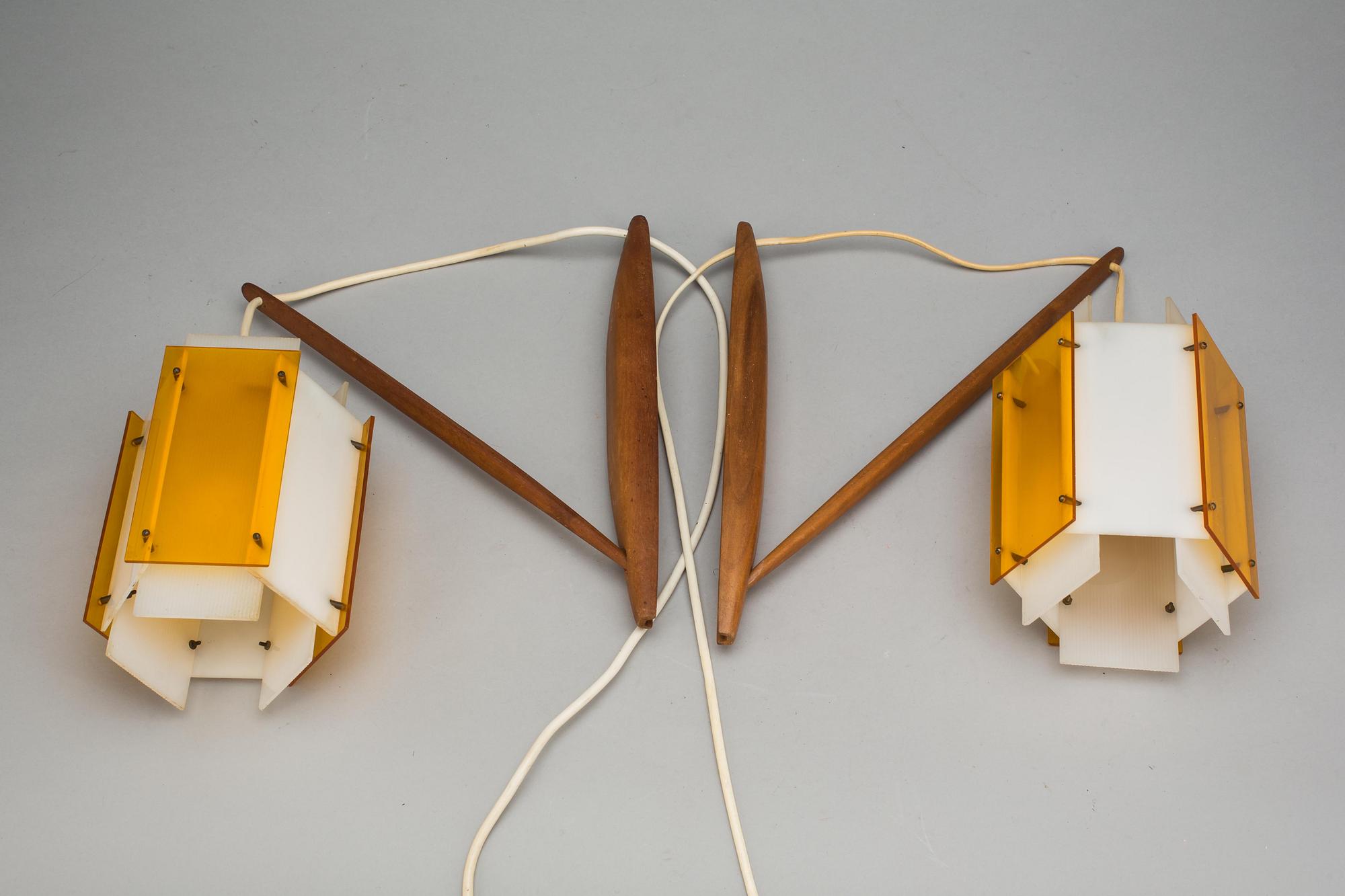 VÄGGLAMPOR, ett par, trä och plexiglas. 1950-tal.