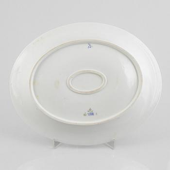 Four porcelain serving dishes and a fish platter, half-lace "Musselmalet", Royal Copenhagen, Denmark, 1894-1923.