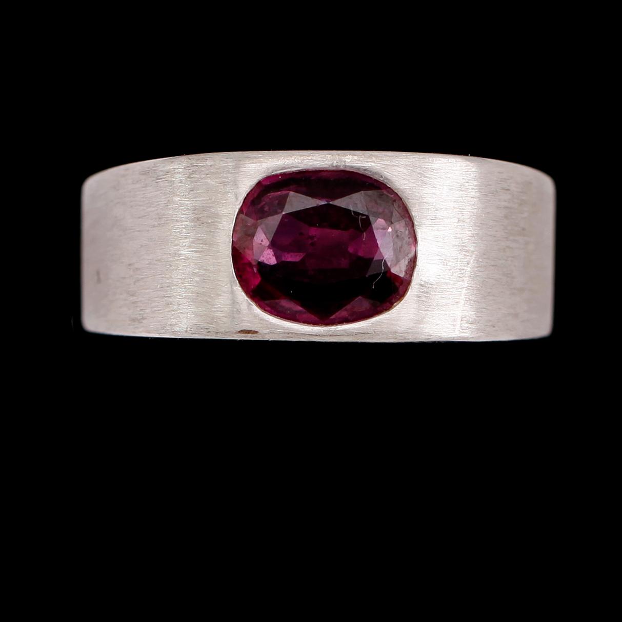 RING, 18 k vitguld, rubin. Total vikt ca 20 g.
