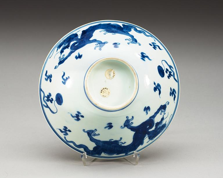 A blue and white Transitional bowl, 17th Century.