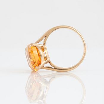 RING med obehandlad gul safir 14.10 ct.