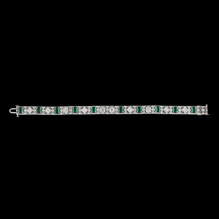 ARMBAND, 14k vitguld med grön stenar och diamanter, tot ca1,00ct. Art deco, 1900-talets mitt. Vikt 14,8g.
