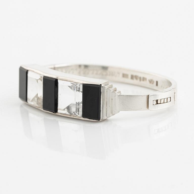 Wiwen Nilsson, armring sterlingsilver med trappslipad bergkristall och onyx, Lund 1935.
