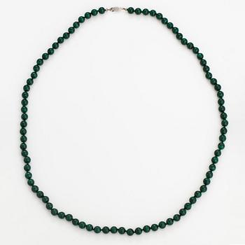 A malakite pearl collier with a sterling silver clasp.