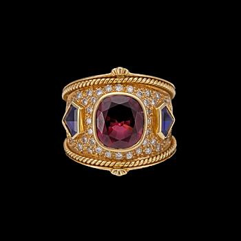 961. A garnet, blue sapphire and brilliant cut diamond ring, tot. app. 1 ct.