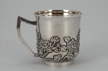 MUGG, silver, Kina. Finska importstämplar, Koruteollisuus Tillander, Helsingfors 1970. Vikt ca 147 g.