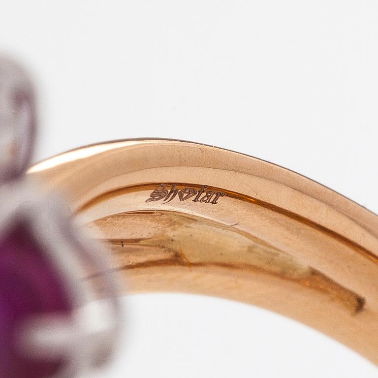 Sormus, 18K ruusukultaa, ovaaleja ja pisaramuotoisia rubiineja sekä briljanttihiottuja timantteja.