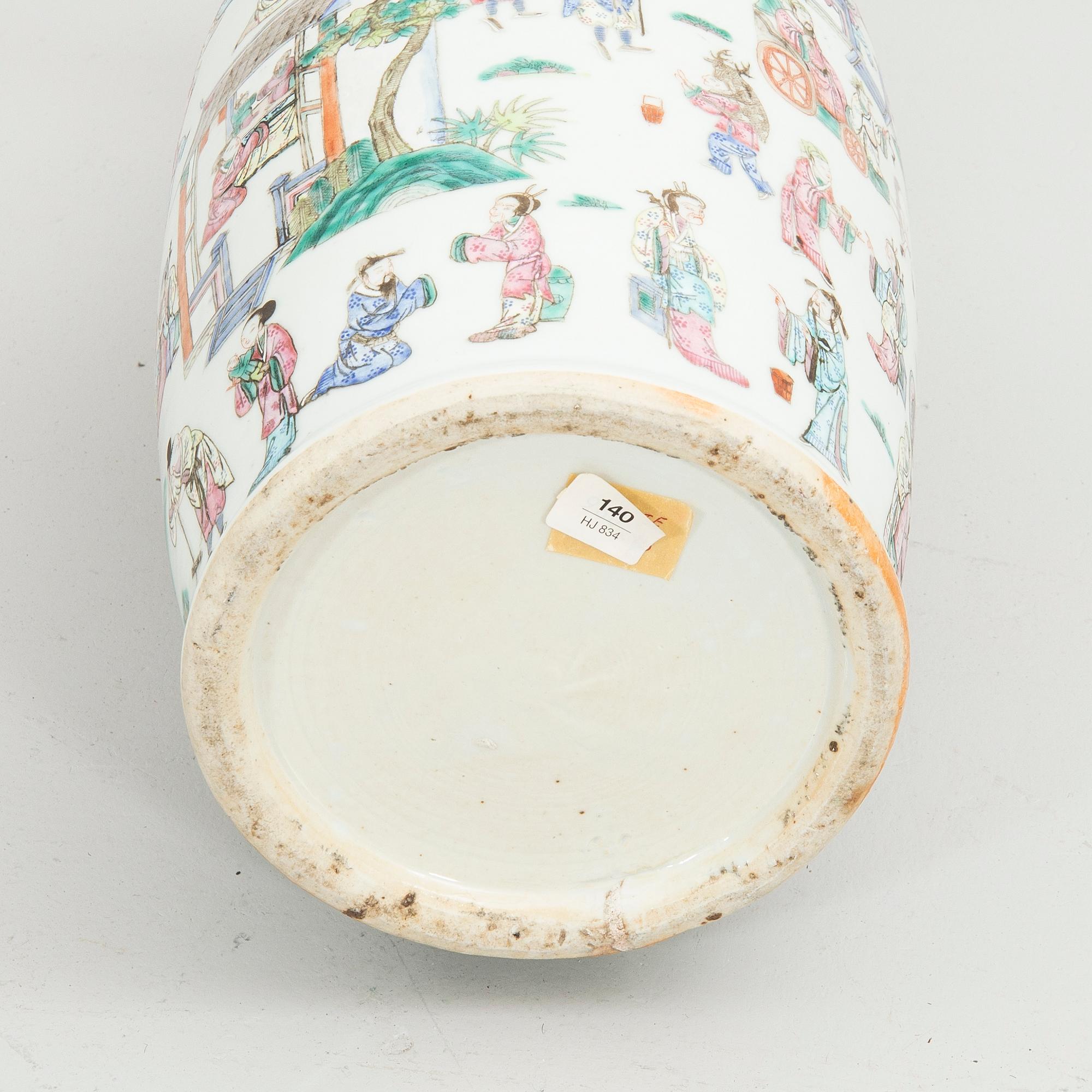 A large Chinese famille rose porcelain vase, Qing dynasty, 19th century.