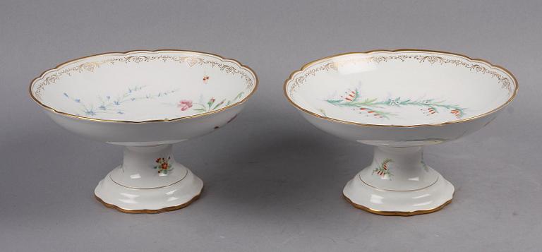 FAT, 2 st samt ASSIETTER, 16 st, porslin, Rörstrand, 1800-talets slut.