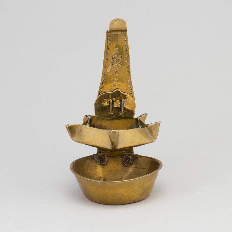 AN 18TH CENTURY BRASS OIL LAMP.