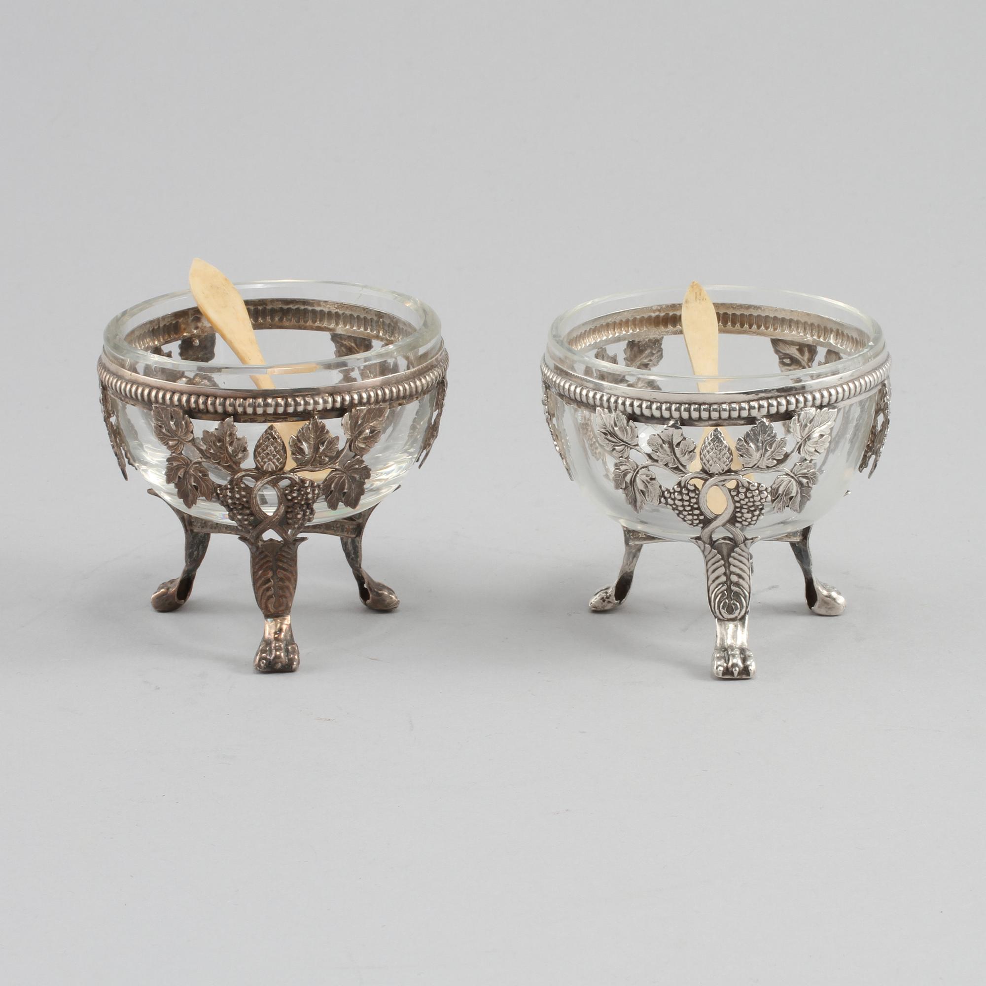 SALTKAR, ett par, silver och glas, omkring år 1900, vikt ca 50 g.