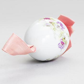 Ägg, porslin, kring sekelskiftet 1900.