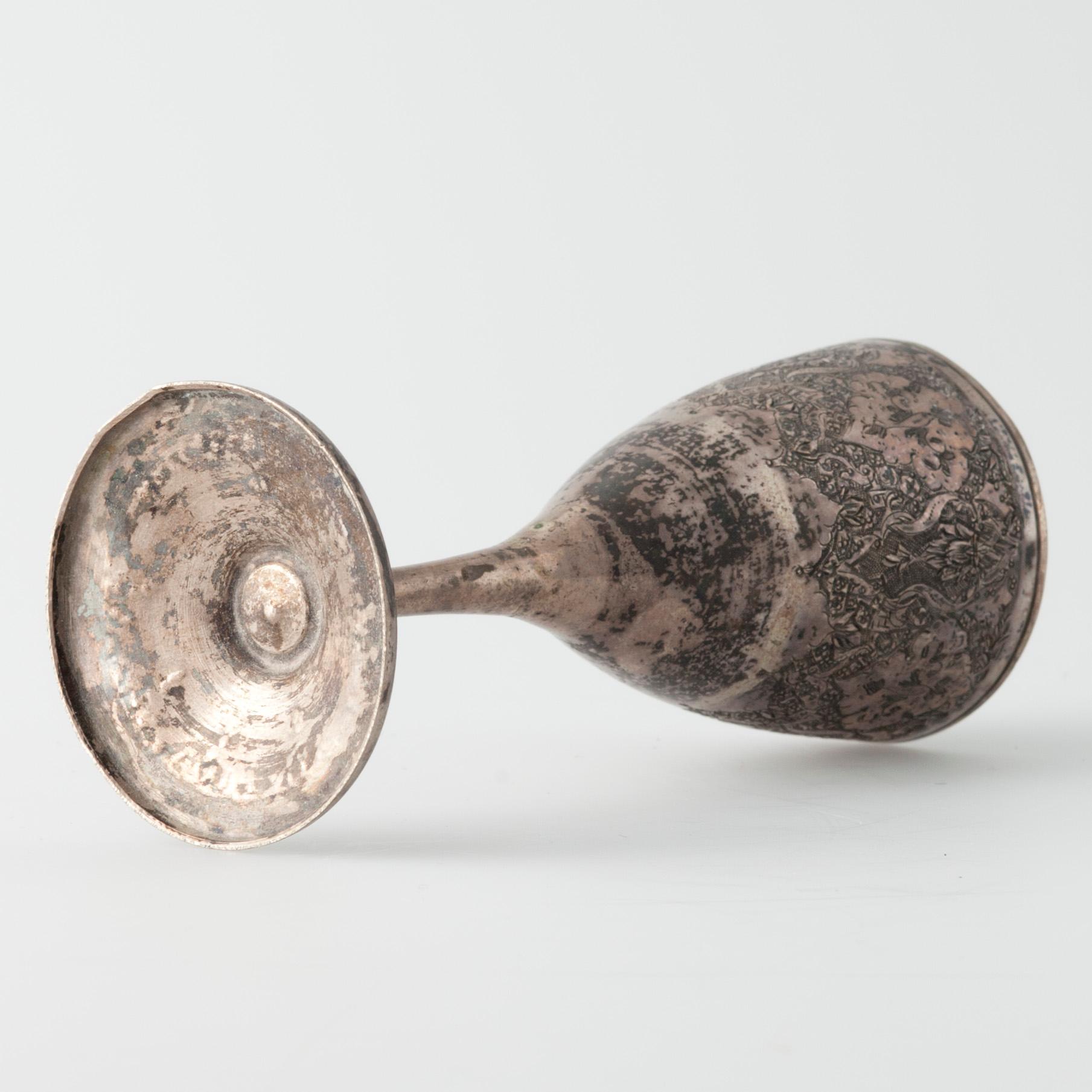COCKTAILSHAKER OCH 6 ST BÄGARE PÅ FOT, silver, Persien, 1900-talets andra hälft. Vikt 956 g.
