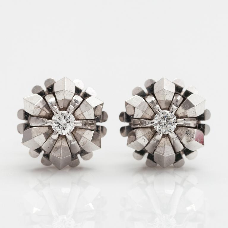 A pair of 14K white gold earrings with diamonds ca. 0.12 ct in total.