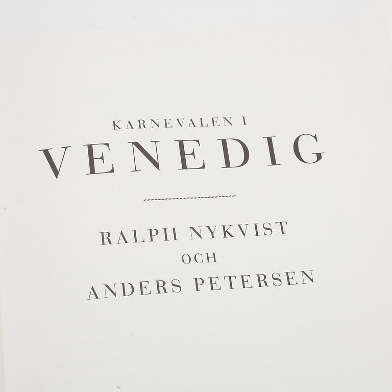 BOK, Karnevalen i Venedig, Fotografier av Ralph Nykvist och Anders Petersen.