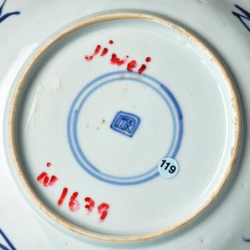 A blue and white stemcup and dish, Transition, 17th century.