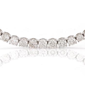 615. A line necklace with 104 brilliant cut diamonds total carat weight circa 25.44 cts. Quality circa G-H/VS-SI.