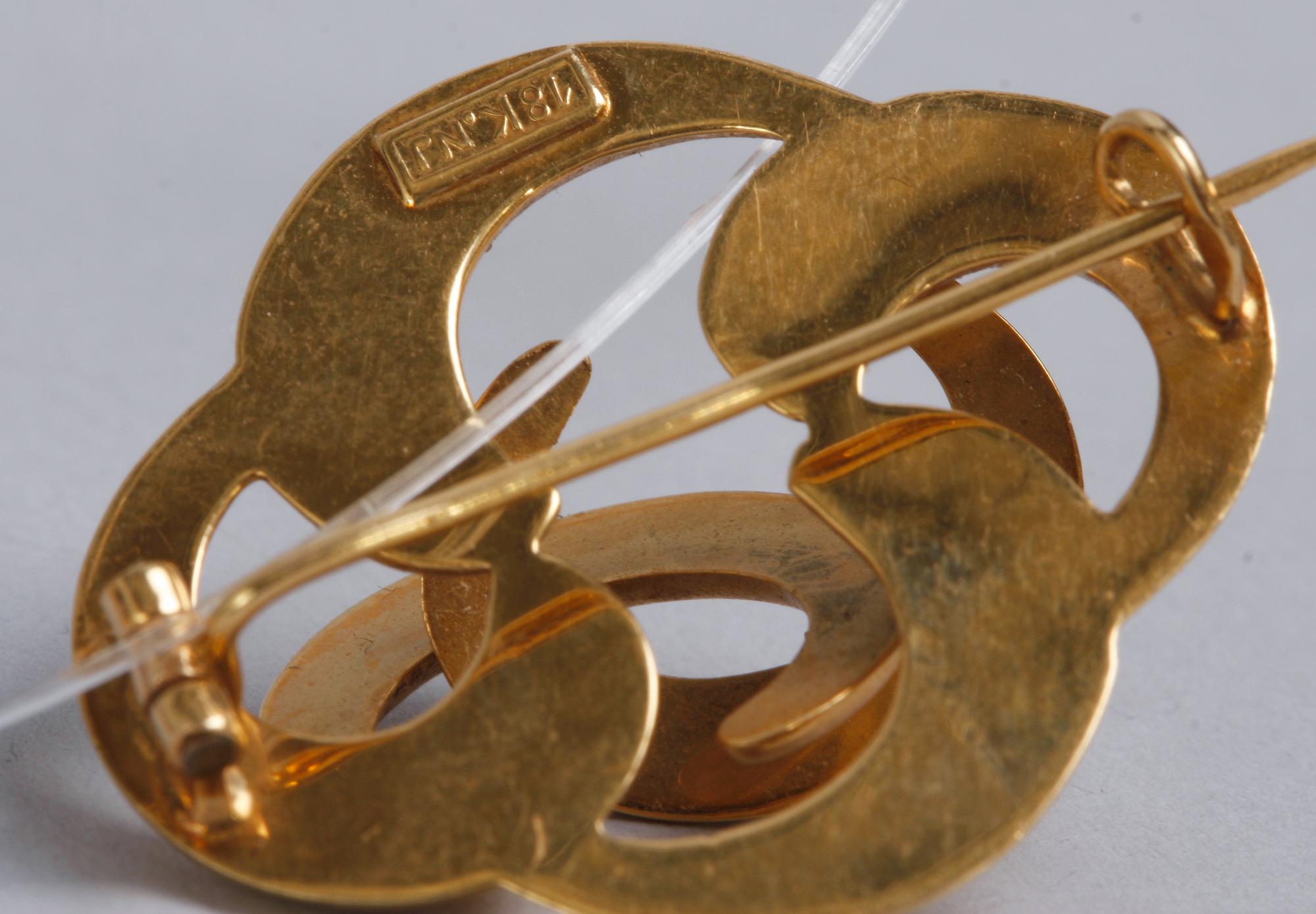 RING samt BROSCH, guld.