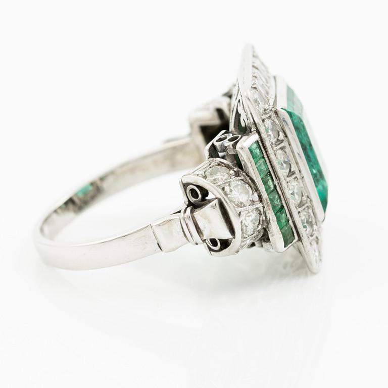 Ring 14K white gold with emeralds and round brilliant-cut diamonds.