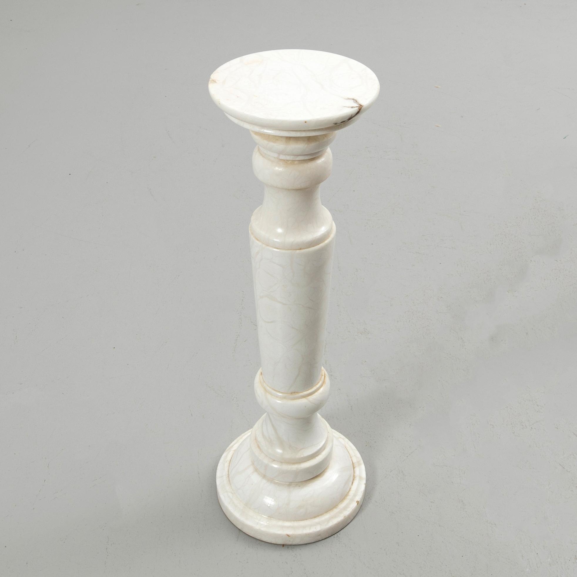 Pedestal with urn, 20th century.