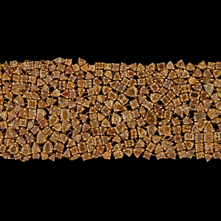 ARMBAND, fancy yellow och cognacsfärgade briljant- och droppslipade diamanter, tot. 67 ct.