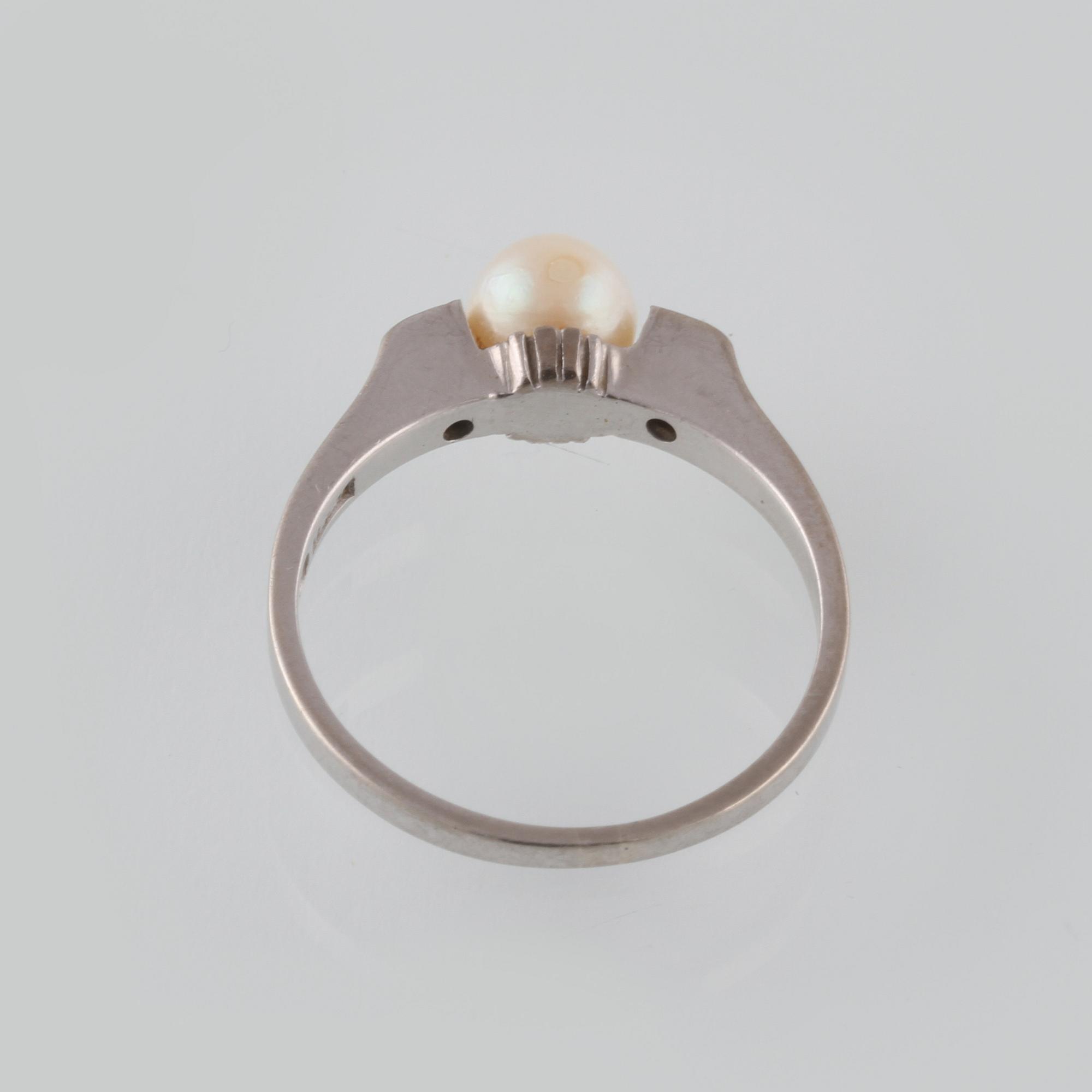 RING, 18K vitguld med odlad pärla och 2 åttkantslipade diamanter, Tesi, Göteborg, 1954. Vikt 3,4 gram.