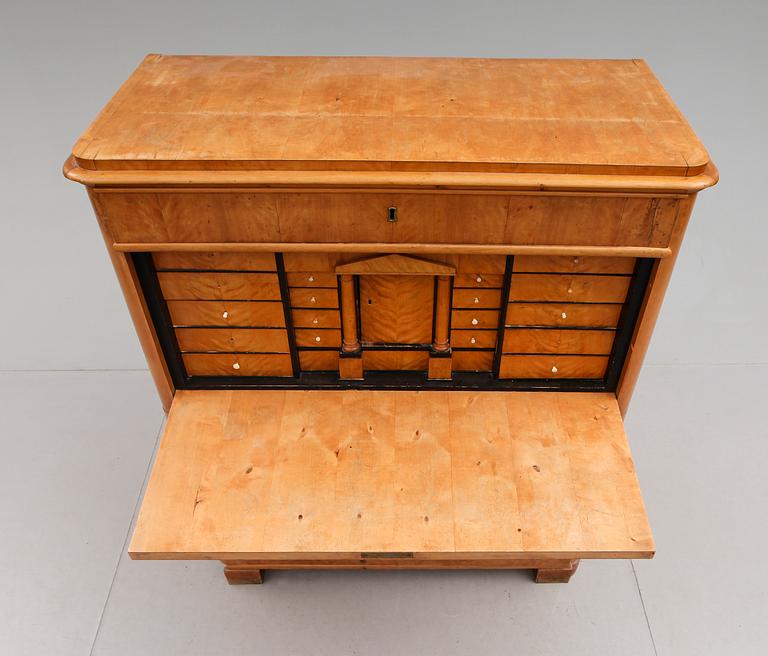 CHIFFONJÉ, 1800-talets mitt.