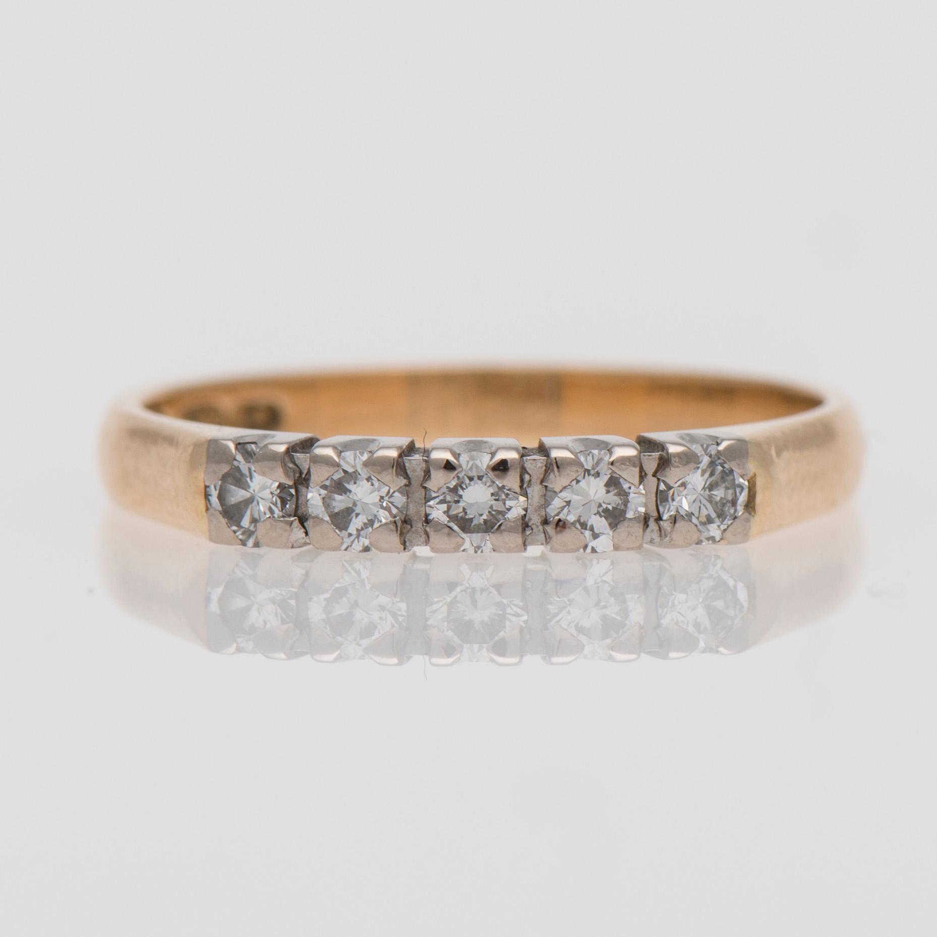 RING, briljantslipade diamanter, 18K guld. A. Tillander 2001.