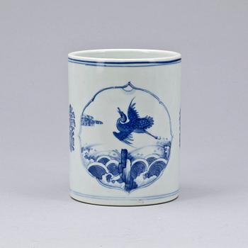 A blue and white brush pot, late Qing dynasty.