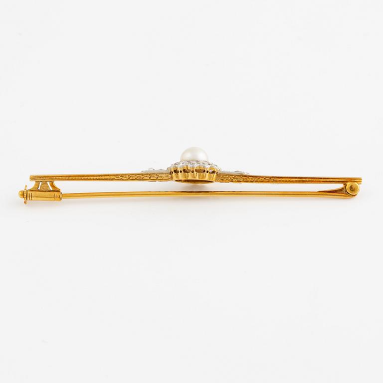 Brooch 18K gold and platinum with a half-pearl and round brilliant and rose-cut diamonds.