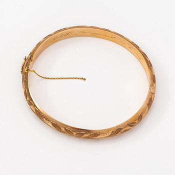 Armband, 14K guld med graverat blommotiv. Kultateollisuus, Åbo 1956.