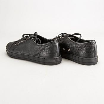 A piar of Gucci sneakers, size 37 1/2.