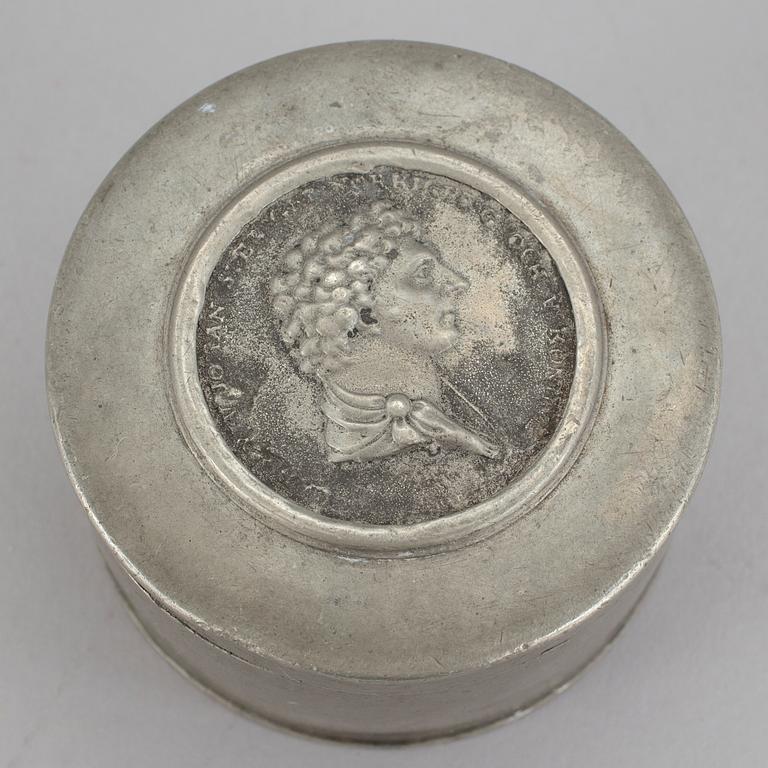 DOSA, tenn, med infälld medaljavgjutning föreställande Karl XIV Johan, 1800-talets första hälft.