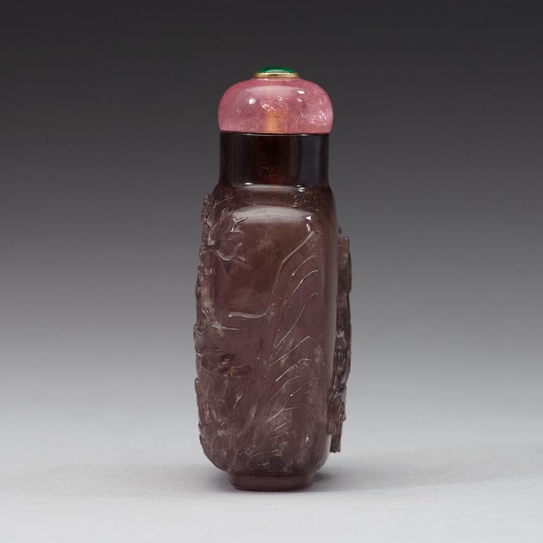 An amethyst snuff bottle with stopper, Qing dynasty (1644-1912).