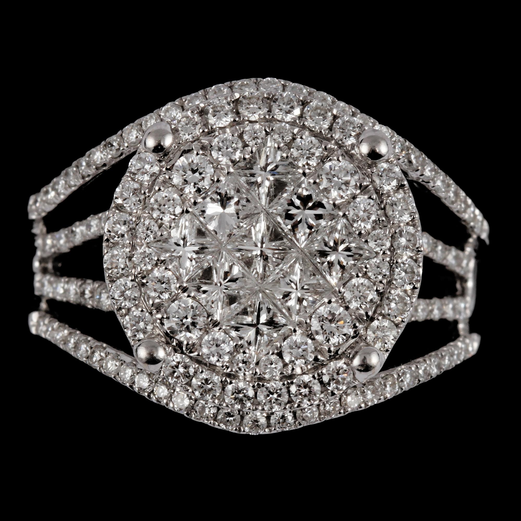 RING, 18k vitguld, med 128 briljantslipade och 9 prinsesslipade diamanter, tot ca 1.31 ct, 2000-tal. Vikt 6 g.